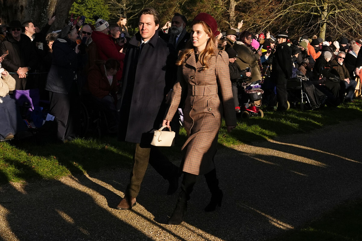 Księżniczka Beatrice podczas świątecznego spaceru z rodziną królewską w Sandringham