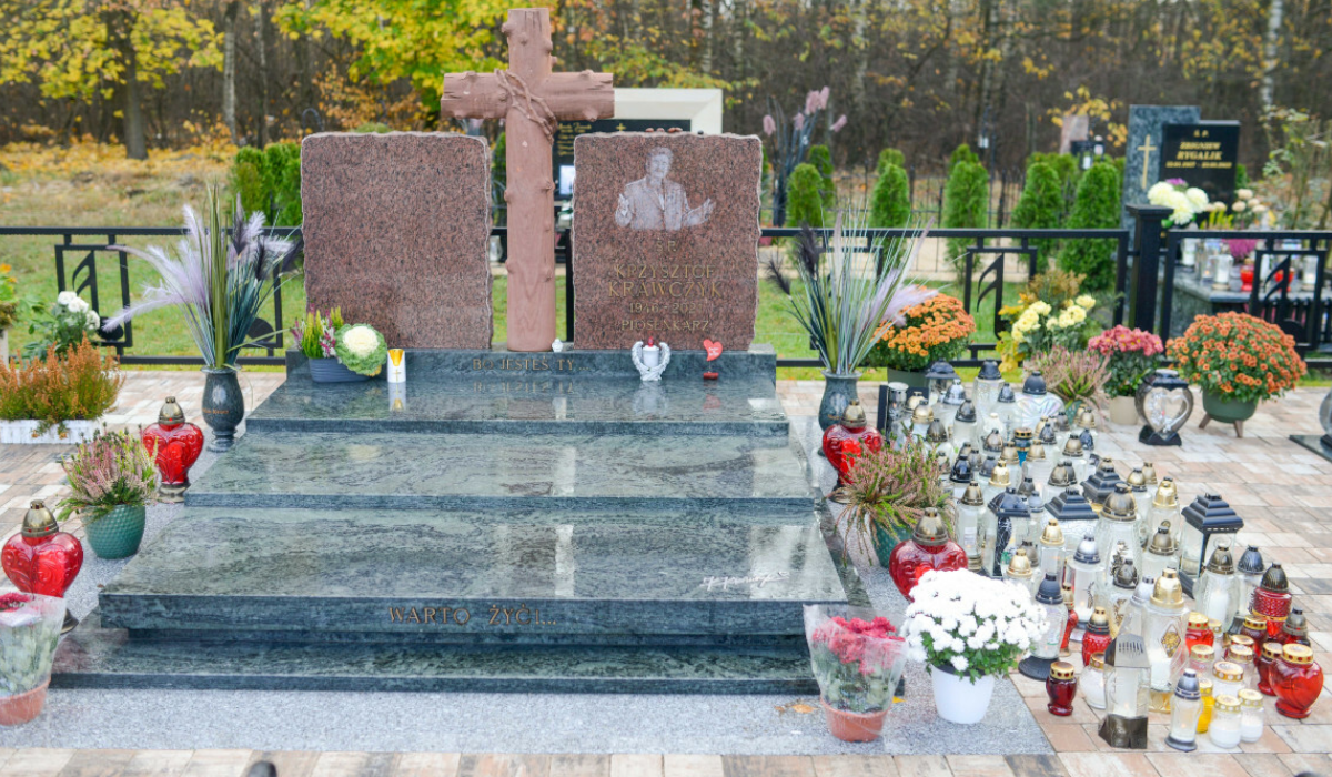 pomnik Krzysztofa Krawczyka na cmentarzu w Grotnikach
