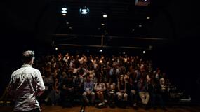 Dlaczego warto zatrudnić dobrego konferansjera?